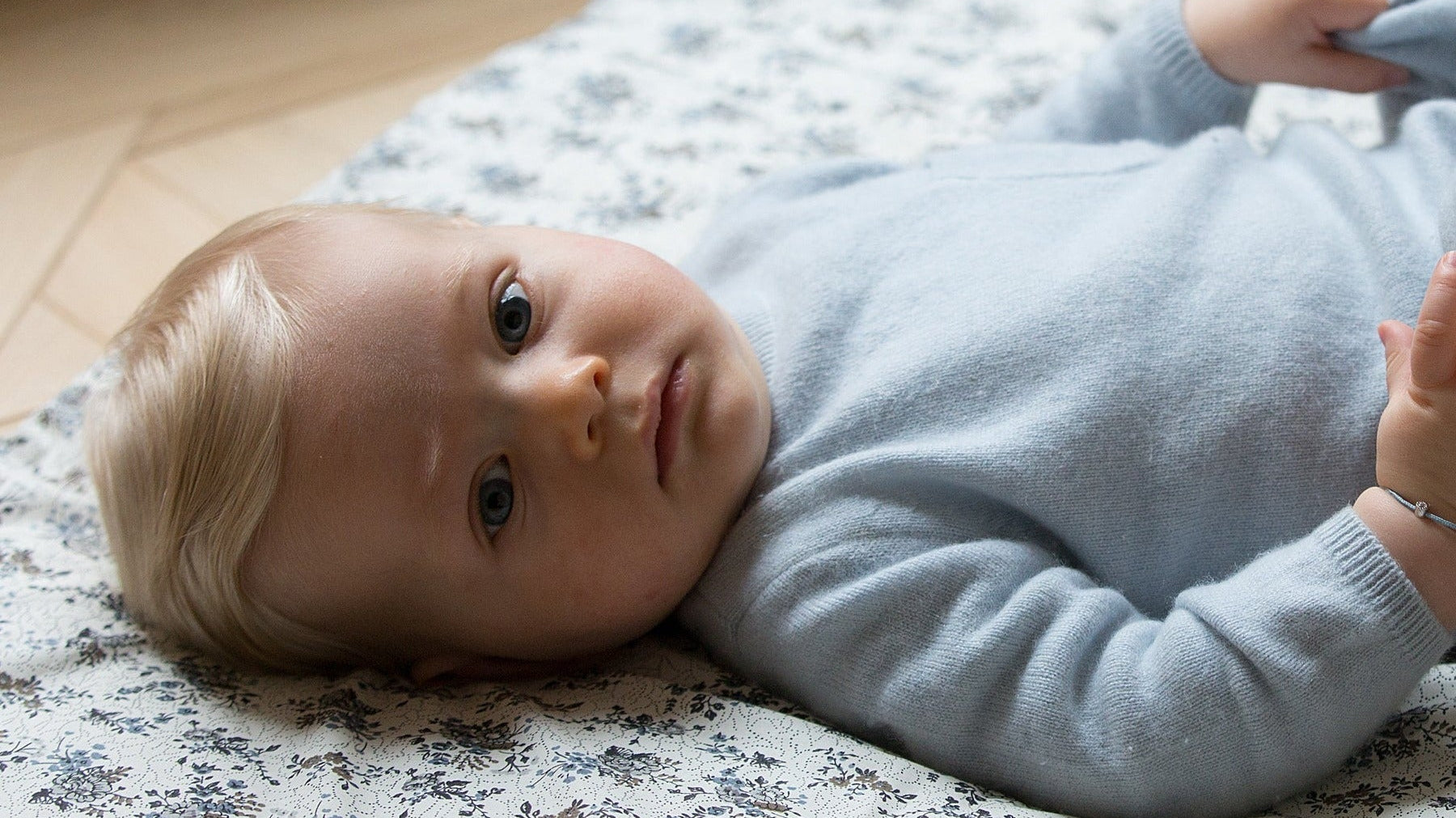 Foto eines Babys auf einer Spielmatte