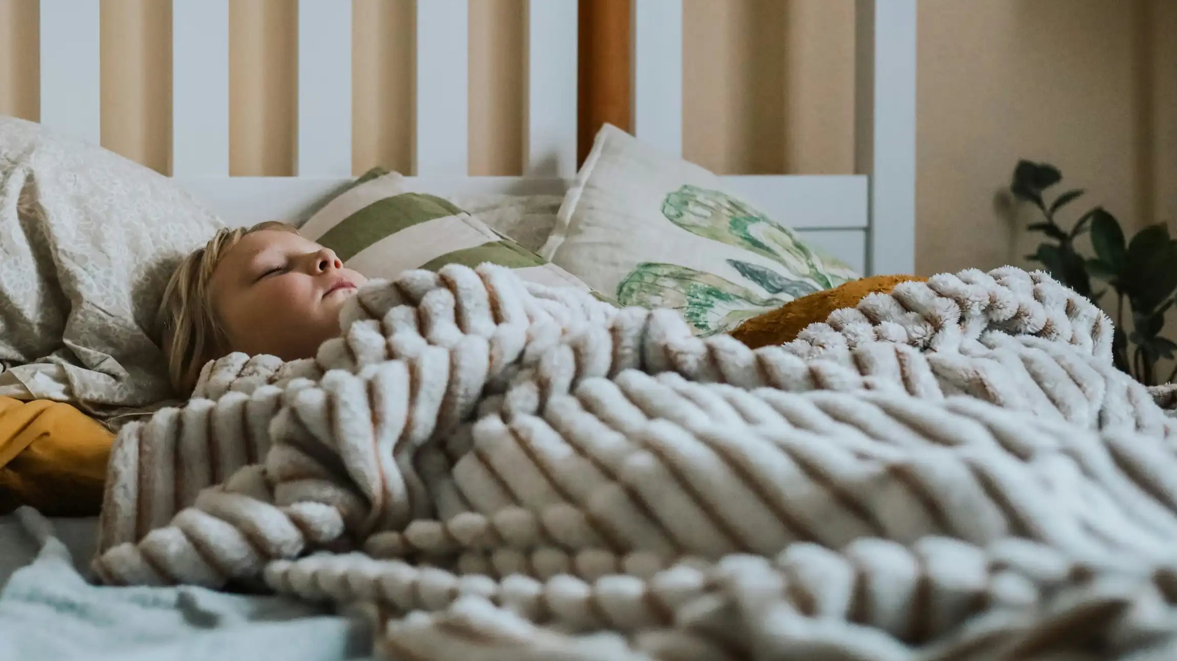 Foto de un niño descansando en su cama