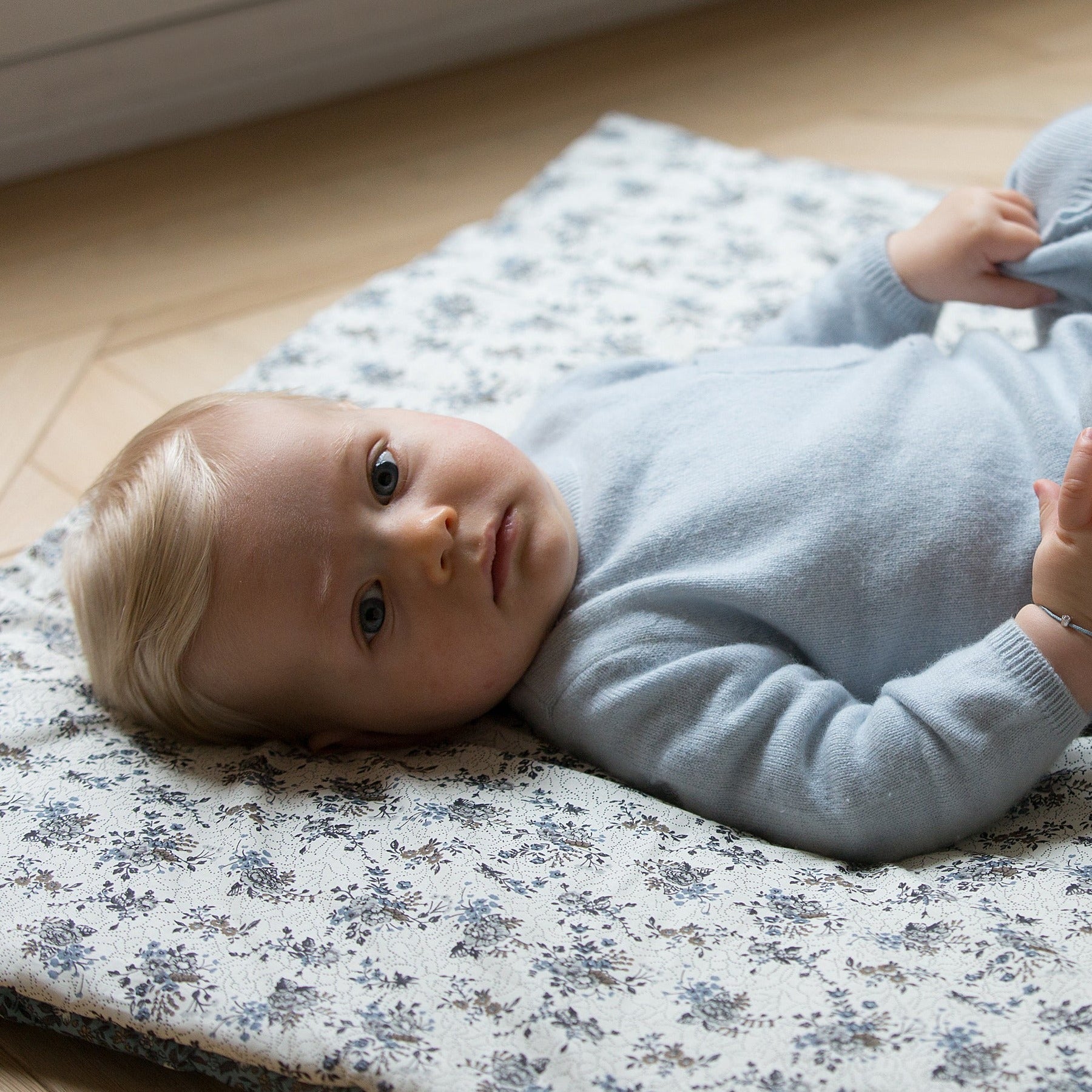 Foto eines Babys auf einer Spielmatte