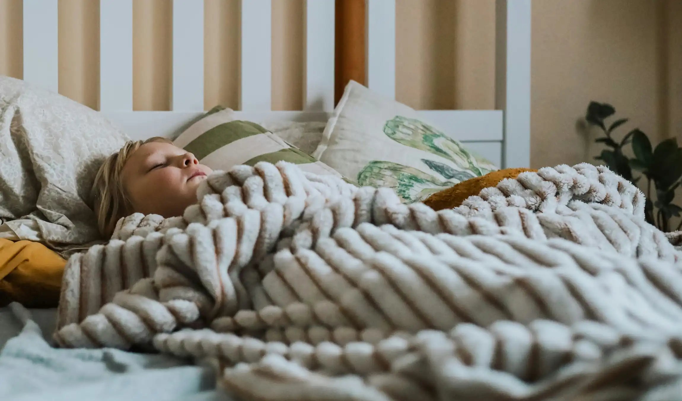 Foto eines Kindes, das in seinem Bett ruht