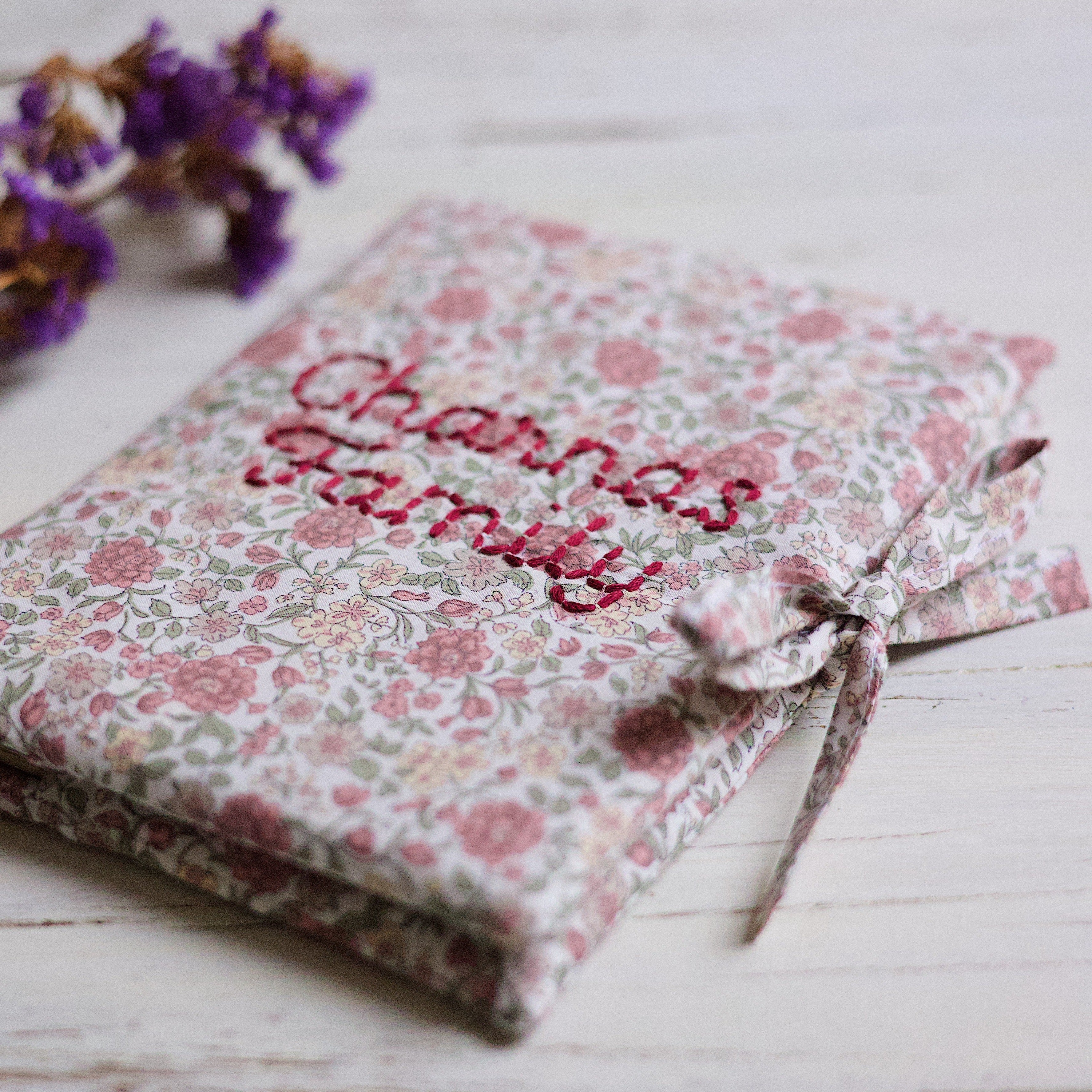 Cadeaux de baby shower brodés