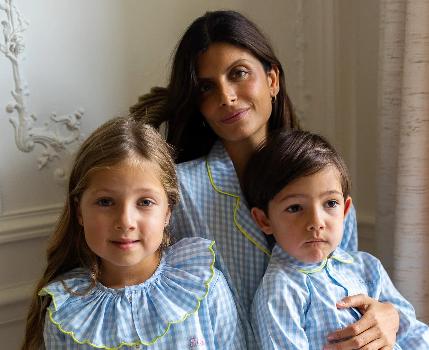 Foto einer Mutter und ihrer Kinder in passenden Pyjamas